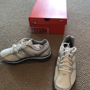 Nike women’s Airmax 2012 size 8. Never worn!